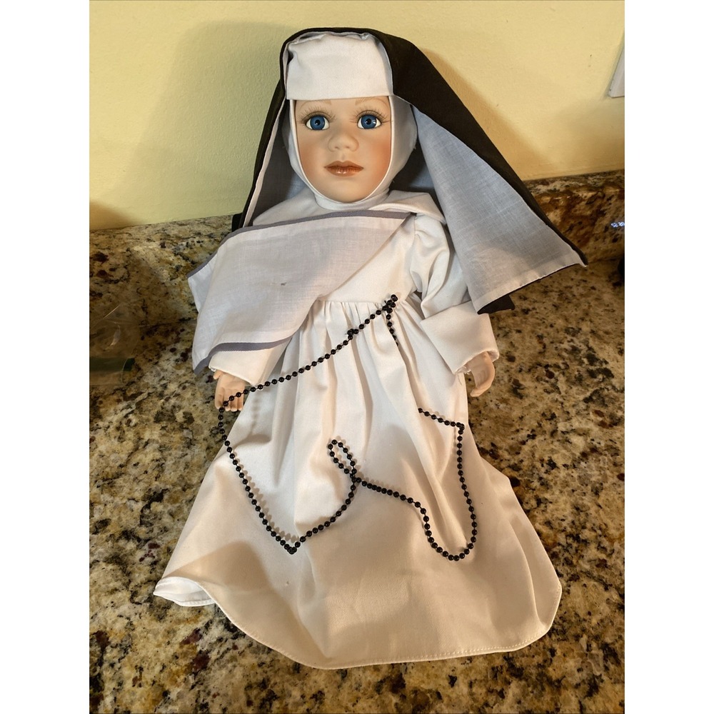 Geppeddo Sister Magdalena Porcelain‎ Nun Doll in White Habit & Rosary Beads 17" - Picture 4 of 7